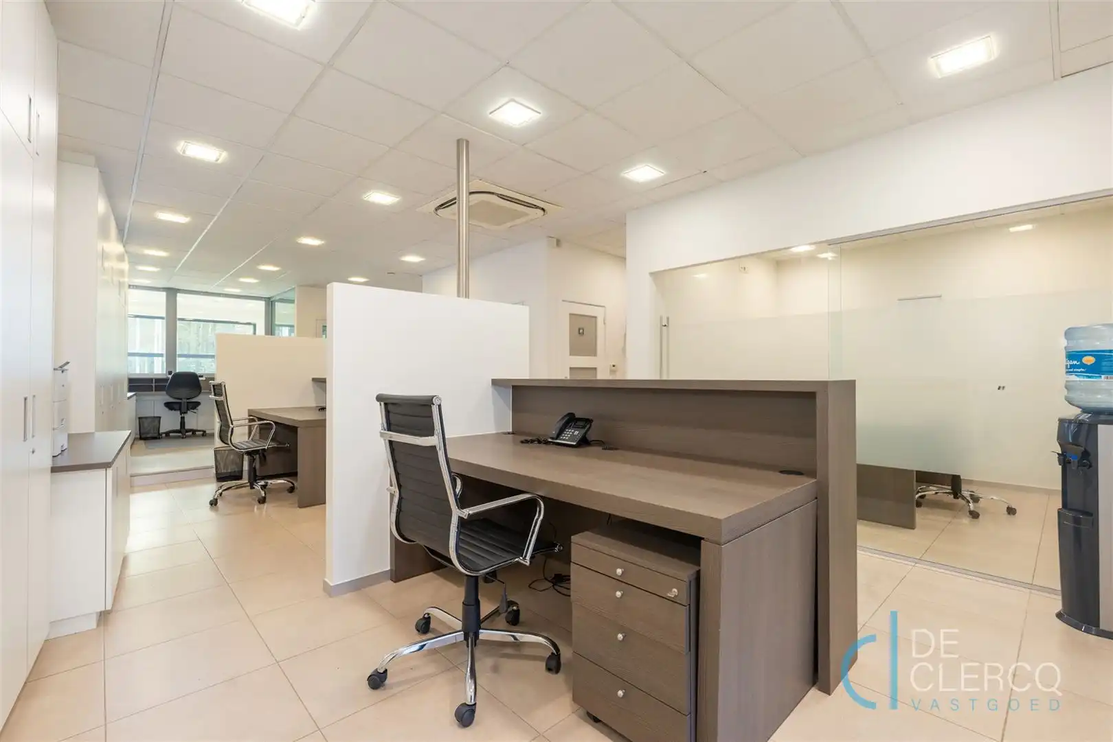 Tijdloos kantoor te koop aan parking in centrum Lochristi!  foto 3