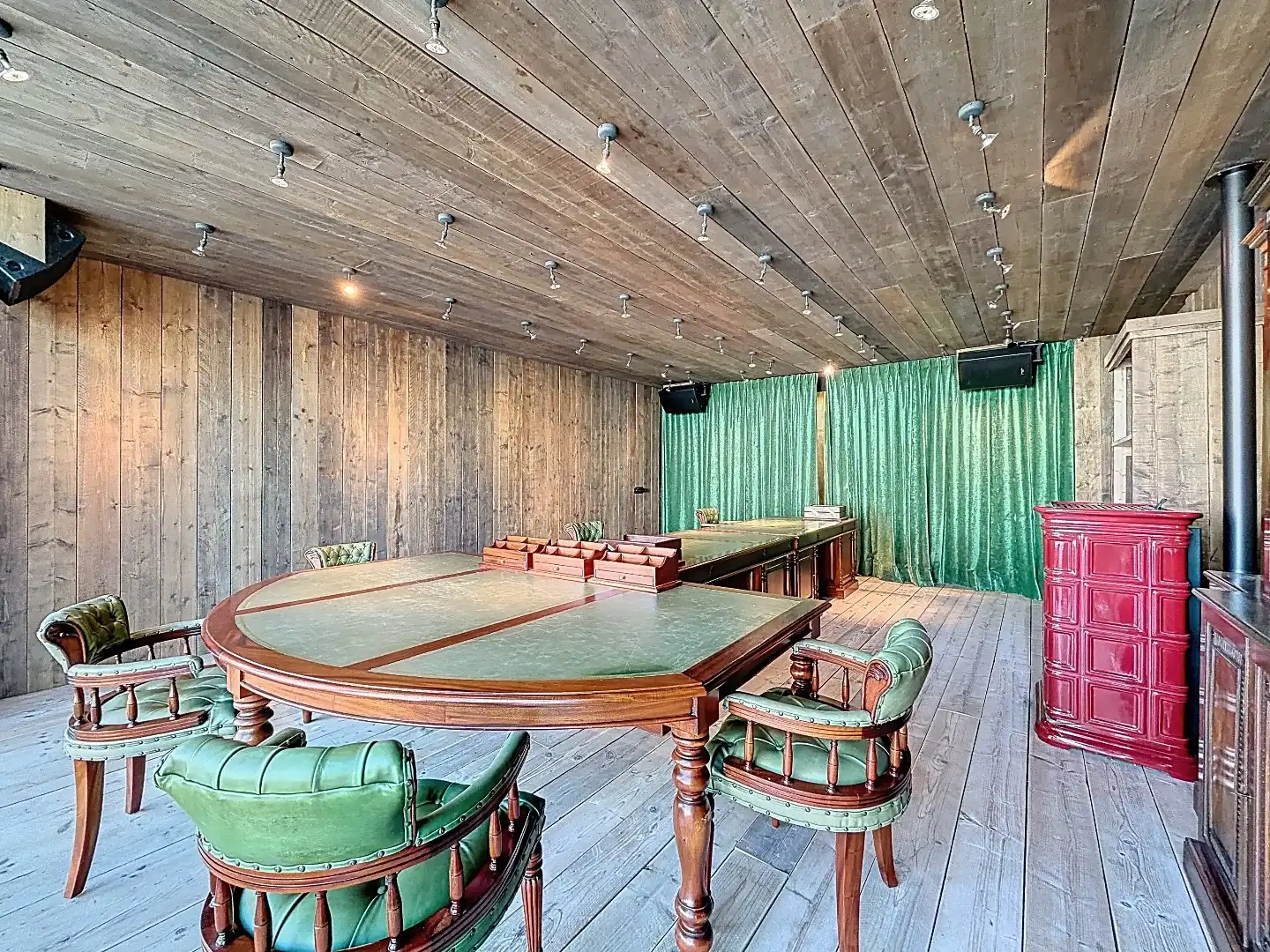 Uniek multifunctioneel object met bedrijfsruimte, kantoor, mancave en ruim appartement foto 21