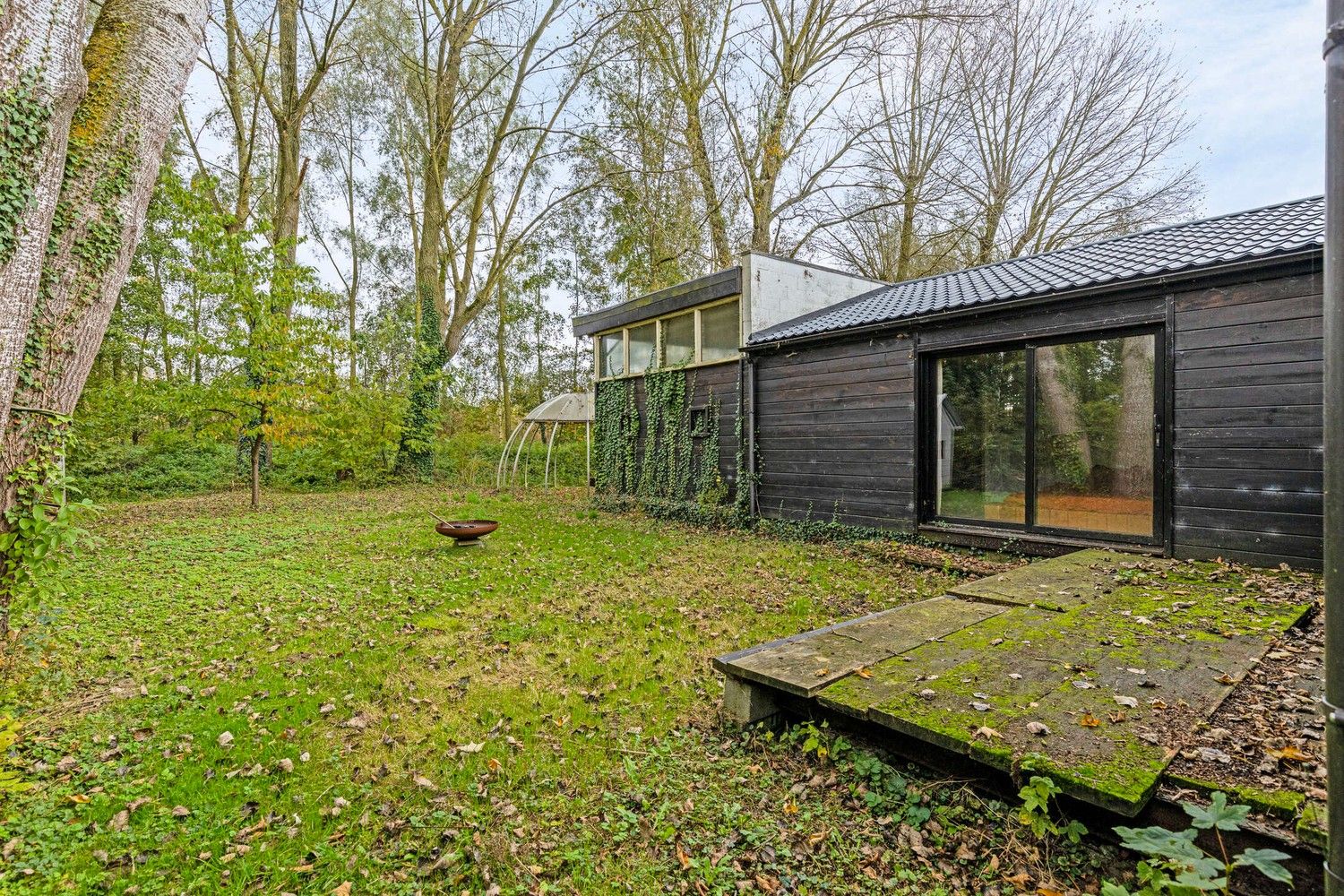 Volledig te verbouwen/slopen woning met 3 slaapkamers, inpandige garage, tuin en garagebox op een perceel van 1.154m² foto 4