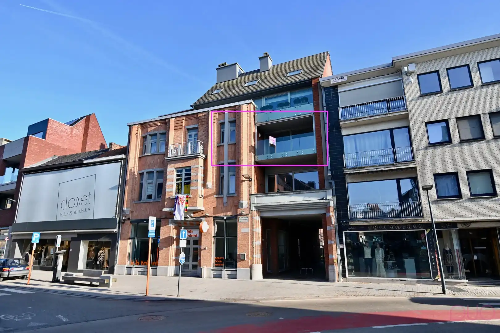 Modern appartement met twee slaapkamers en autostaanplaats foto {{pictureIndex}}