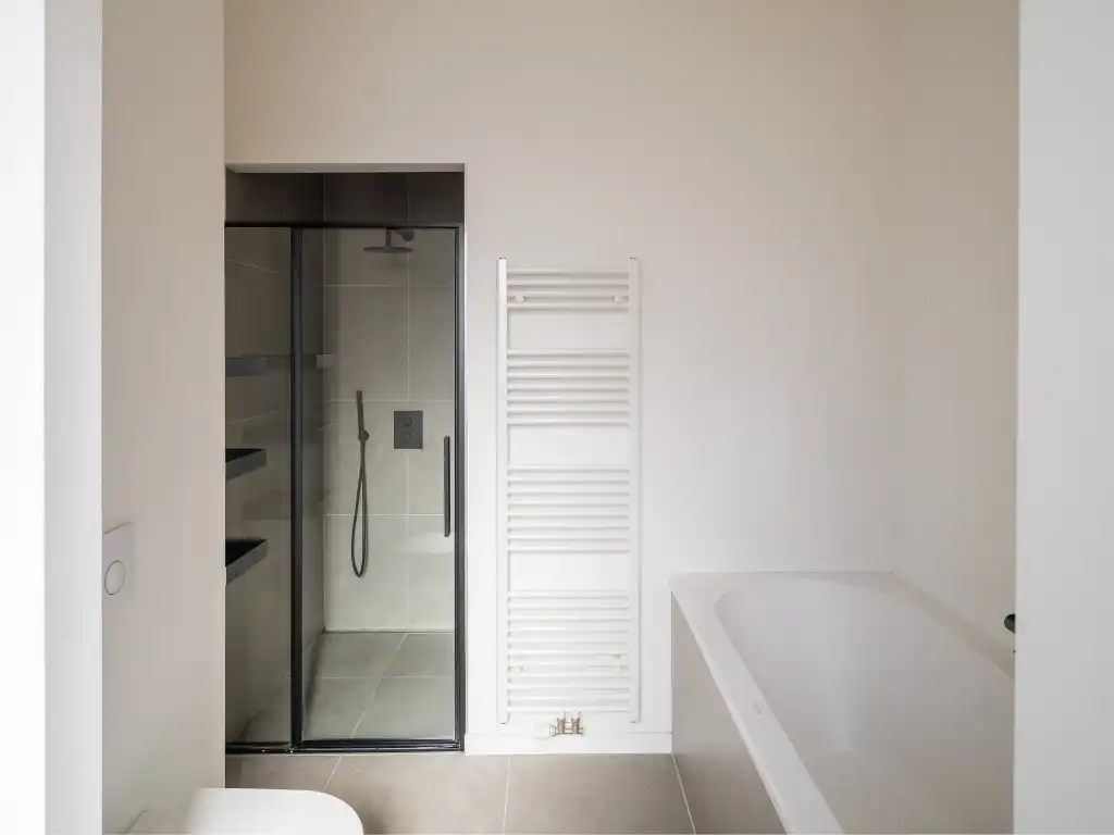 Instapklare en smaakvol gerenoveerde woning (3 slaapkamers – 2 badkamers) met tuin nabij het Paul de Smet de Naeyerpark. foto 16