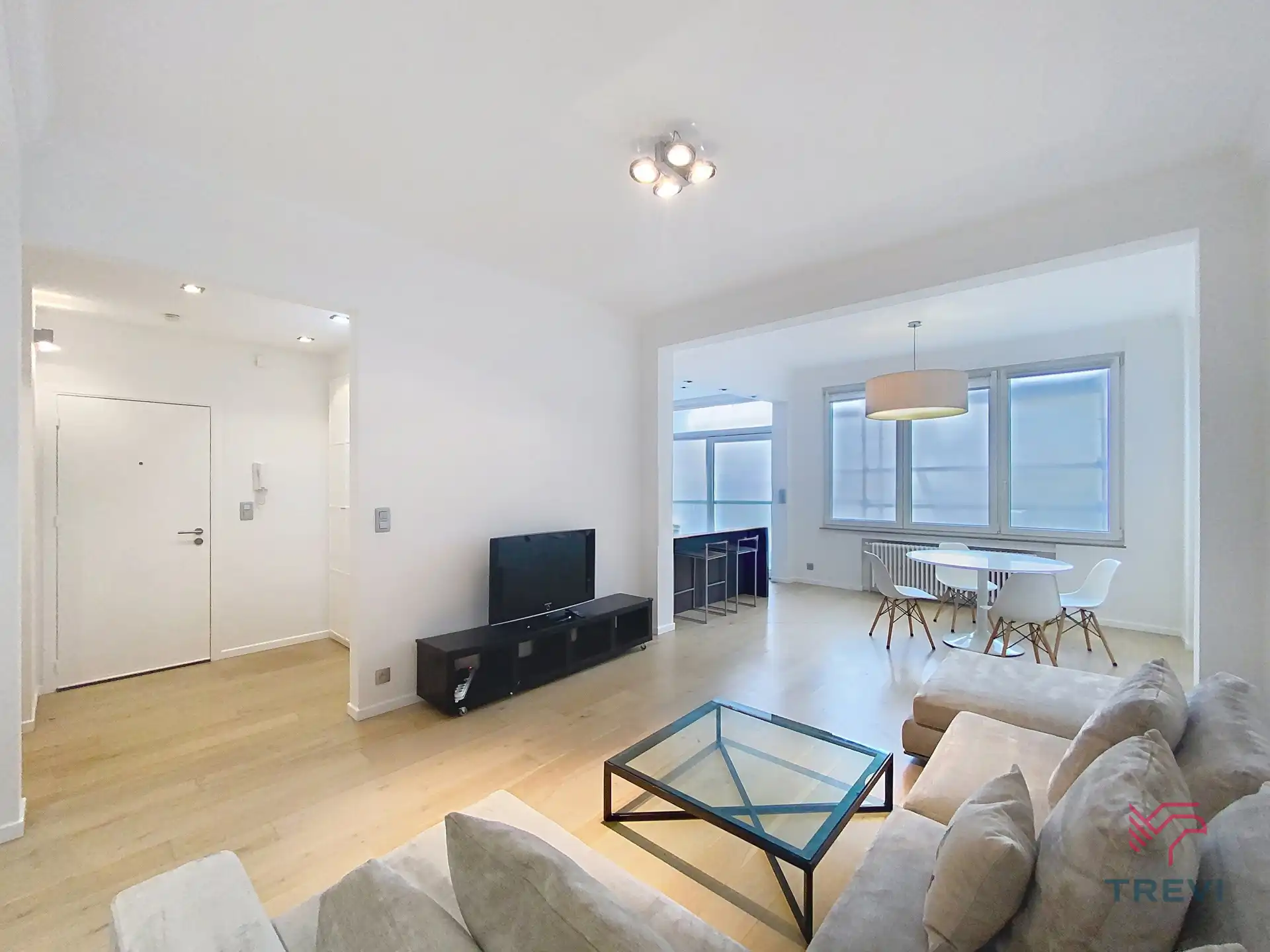 Prachtig gemeubileerd appartement met 2 slaapkamers! foto 2