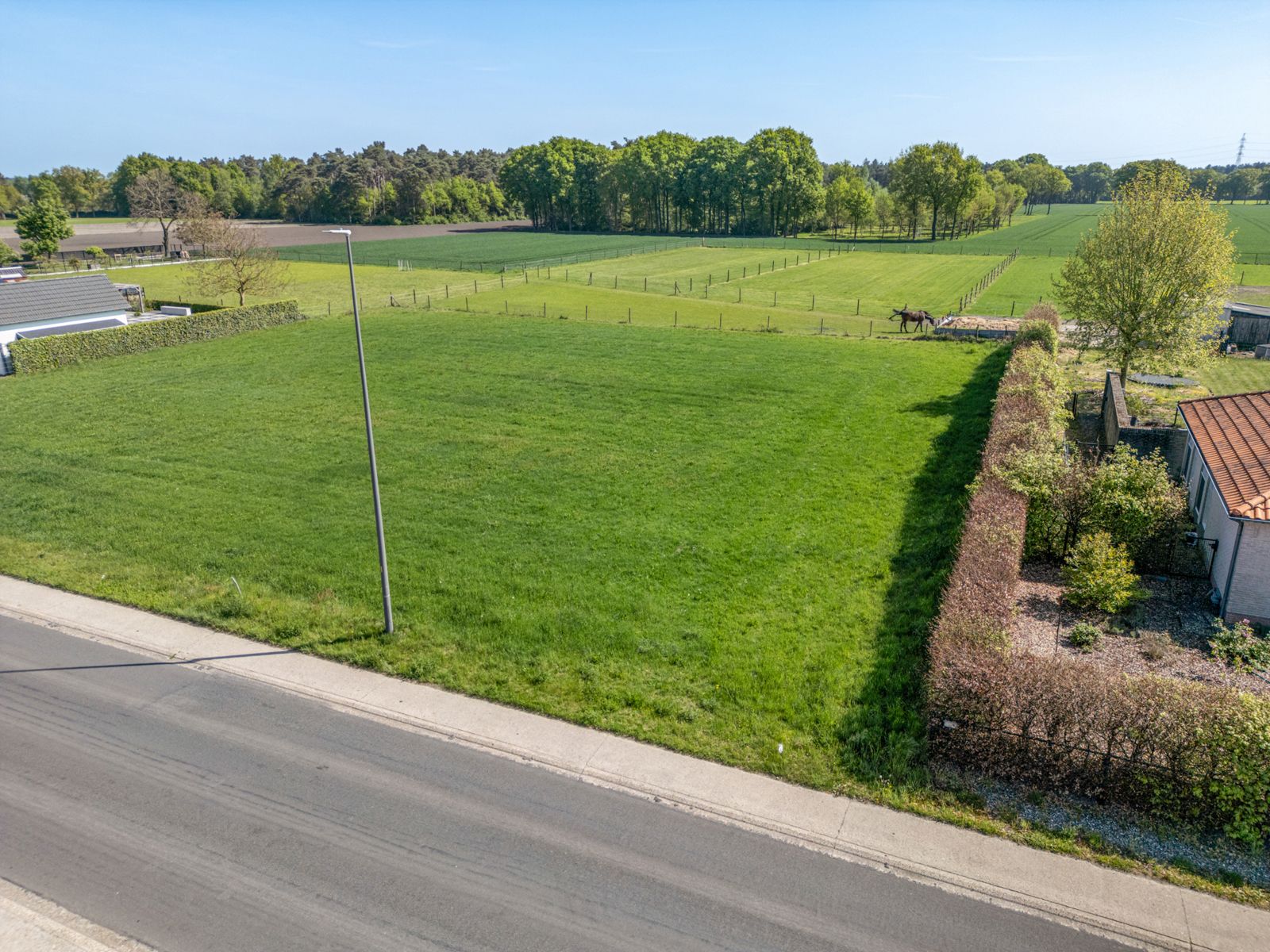 Bouwgrond van 900 m² met vrij uitzicht op agrarisch gebied foto {{pictureIndex}}