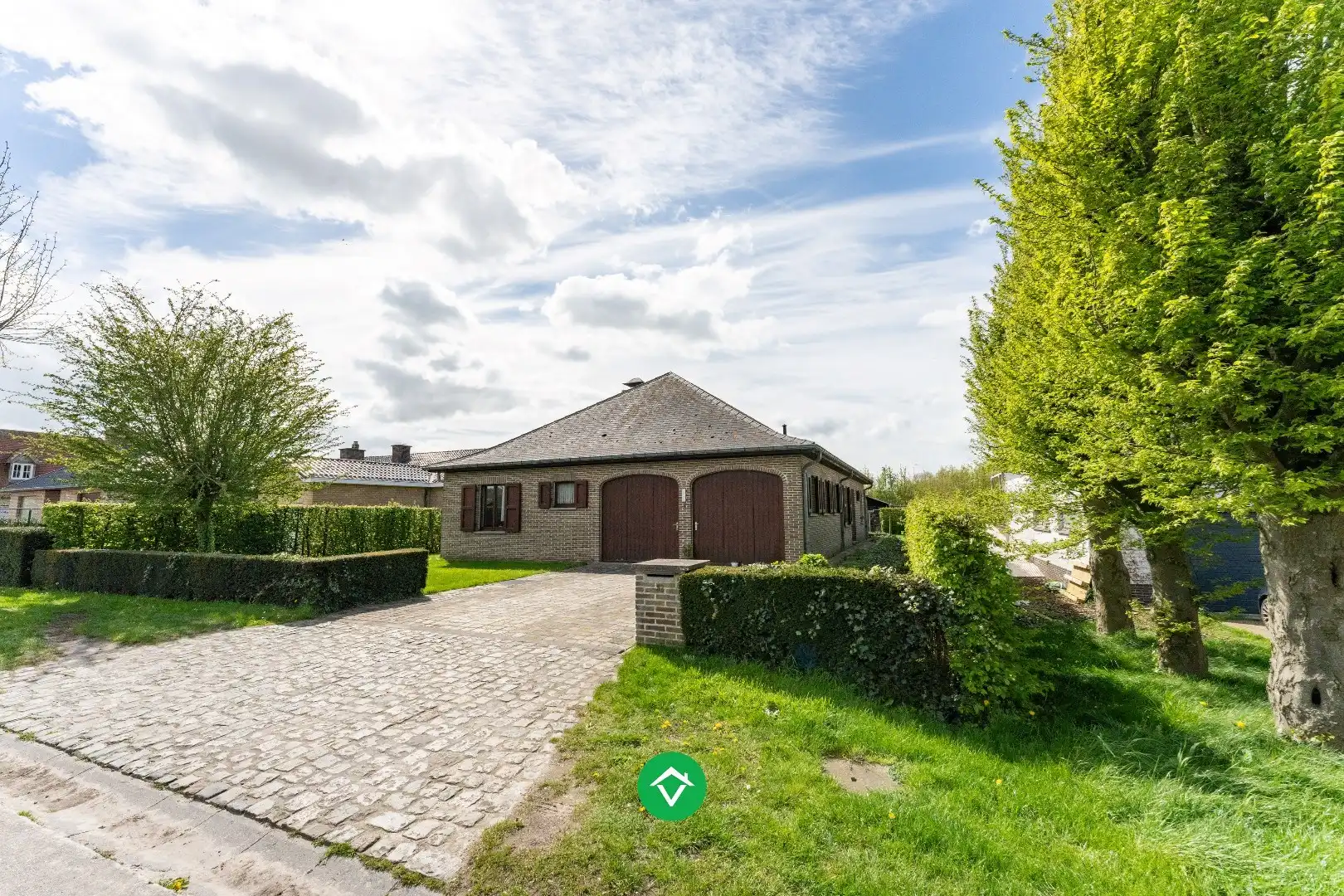 Alleenstaande woning met drie slaapkamers en dubbele garage in centrum Koekelare foto 2