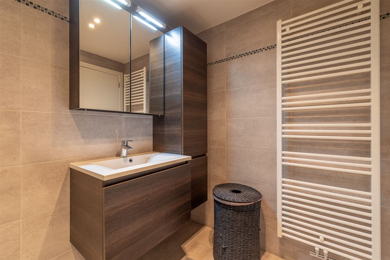 Gelijkvloers tweeslaapkamer appartement met terras en staanplaats in centrum  foto 18