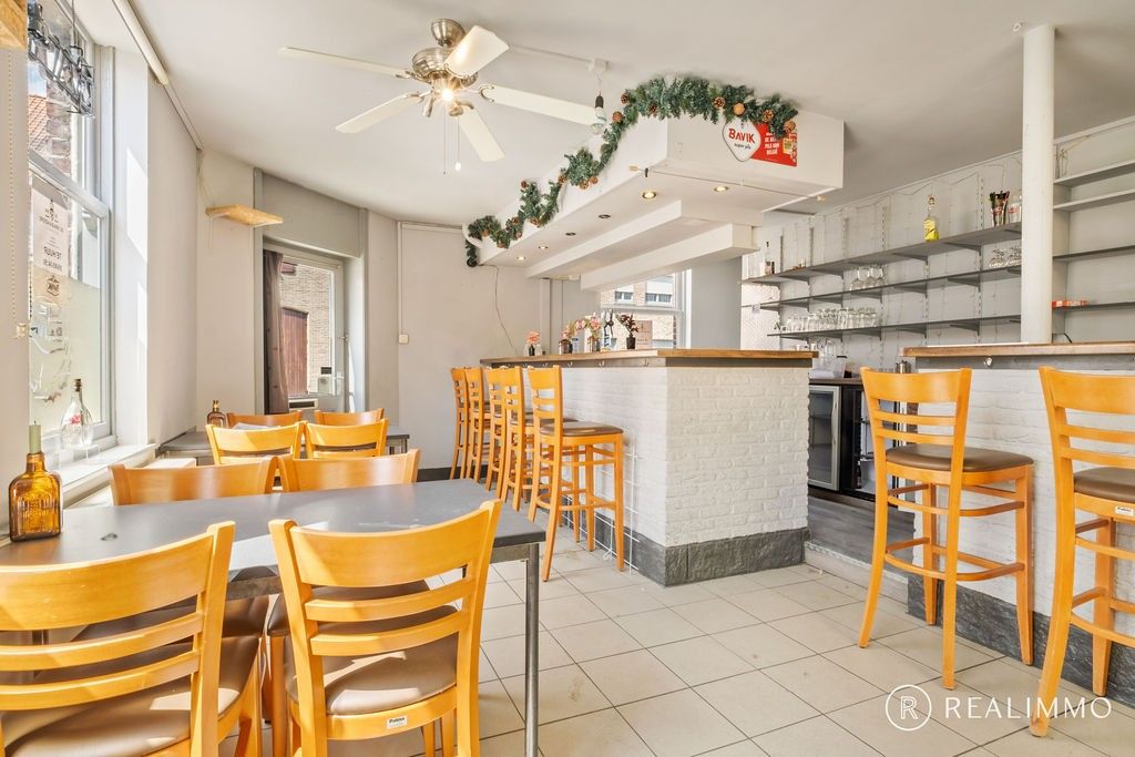 Veelzijdige eigendom met charmante gevel, buitenruimte en potentieel voor ruime woning foto 2