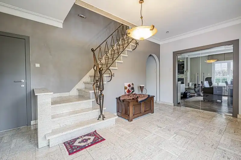 Instapklare statige villawoning met royale tuin foto 3