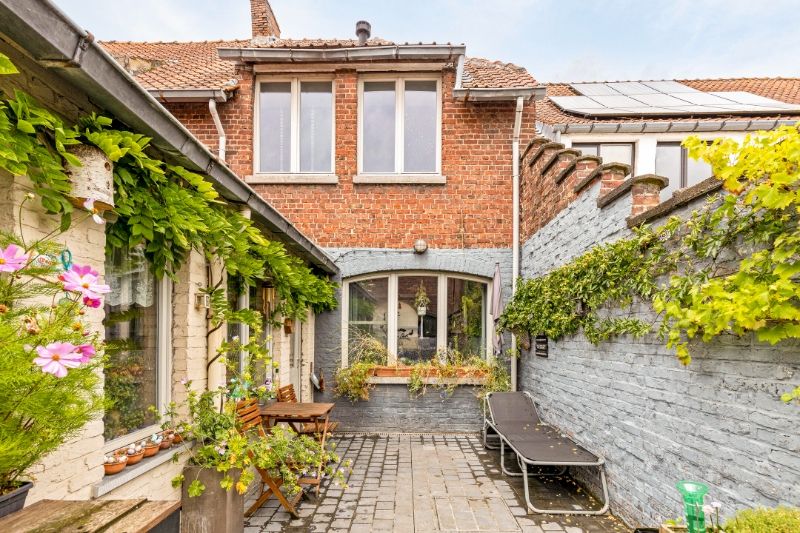 Roeselare-Rumbeke. Smaakvol vernieuwde tussenwoning met 2-3 slaapkamers centraal gelegen met gezellige buitenterras en unieke cosy zolderkamer. TOPPER ! foto 16