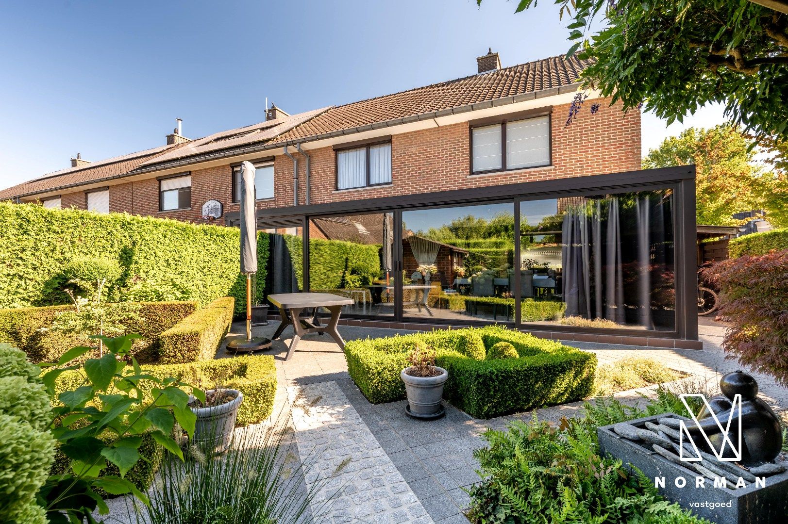 Halfopen woning met 4 slaapkamers en perfecte georiënteerde tuin in doodlopende straat in Kortrijk foto 2