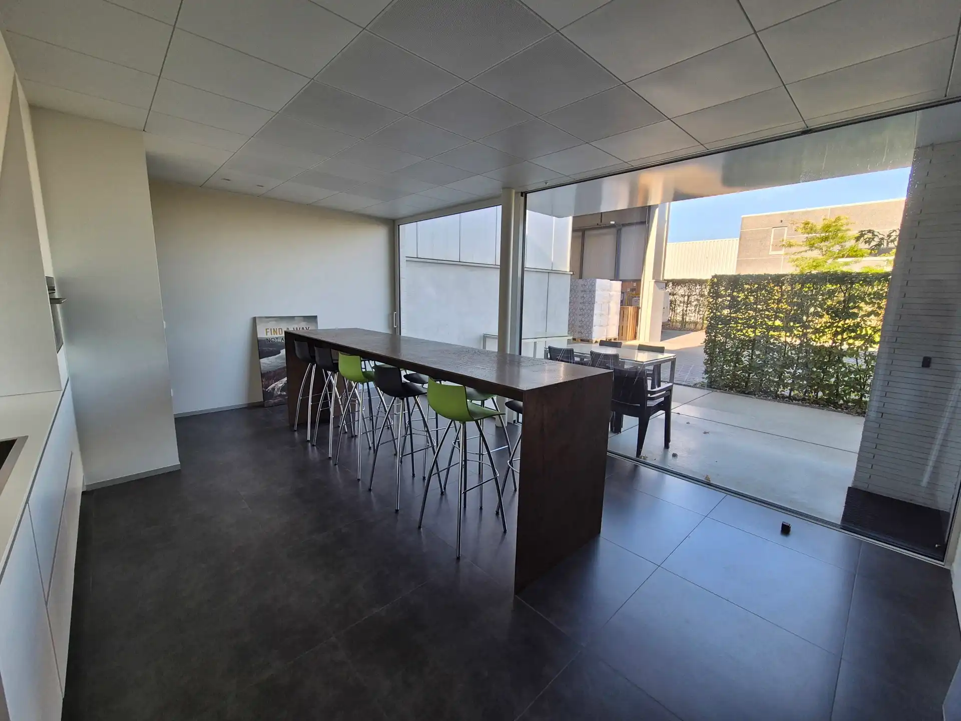 TE HUUR: BEDRIJFSGEBOUW MET REPRESENTATIEVE KANTOREN TE GENK foto 19