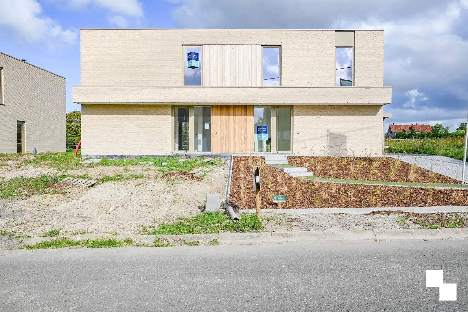 Hoogwaardig afgewerkte halfopen nieuwbouwwoning foto 2