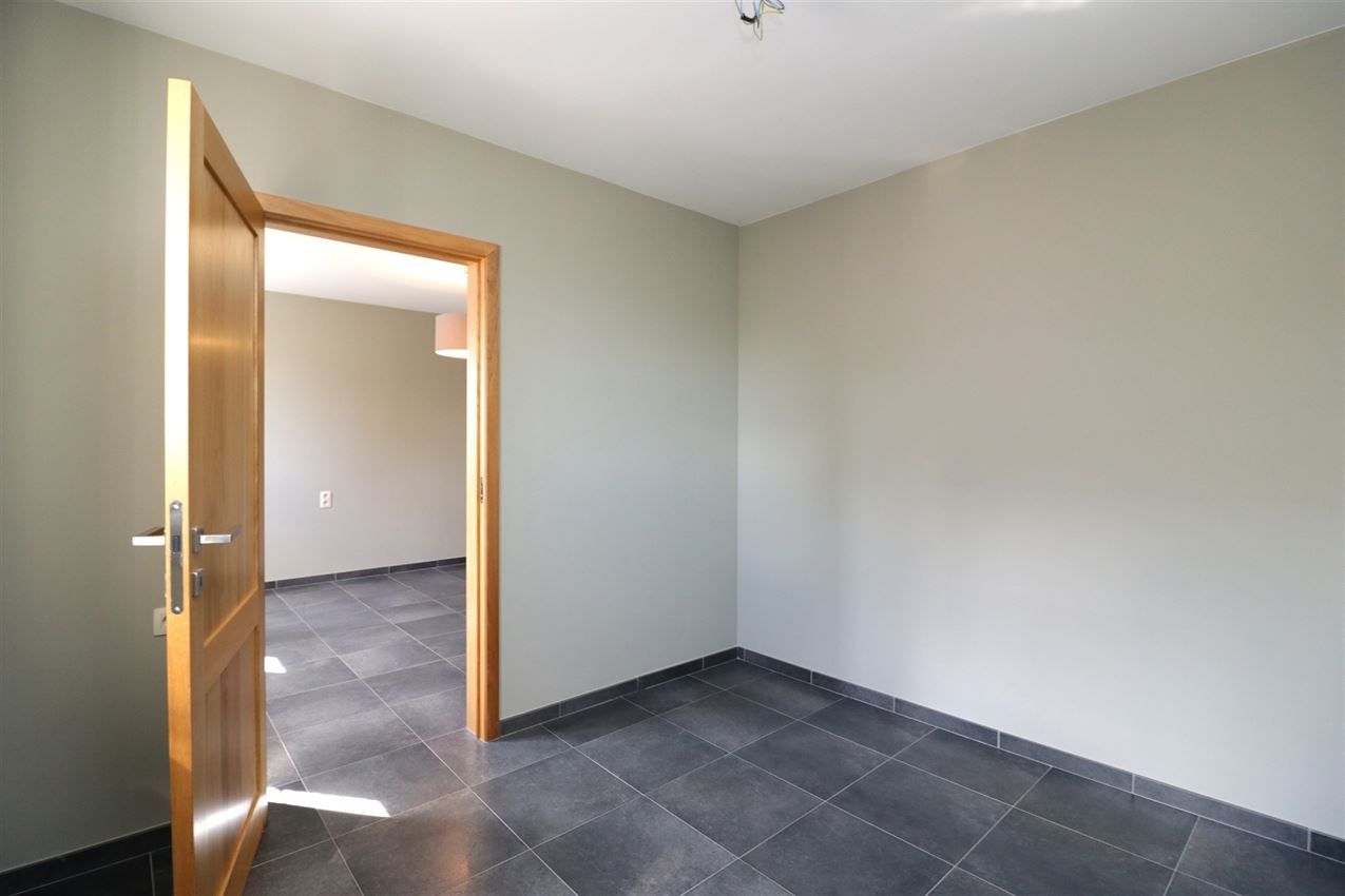 Recente woning met vier slpk, tuin, garage op rustige locatie foto 32