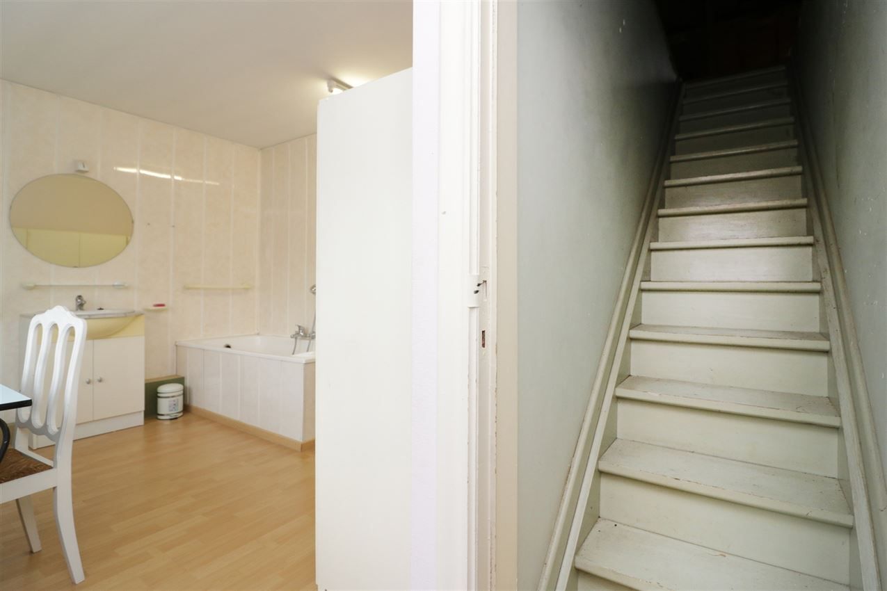 label c, nabij station, garage voor vijf wagens foto 36