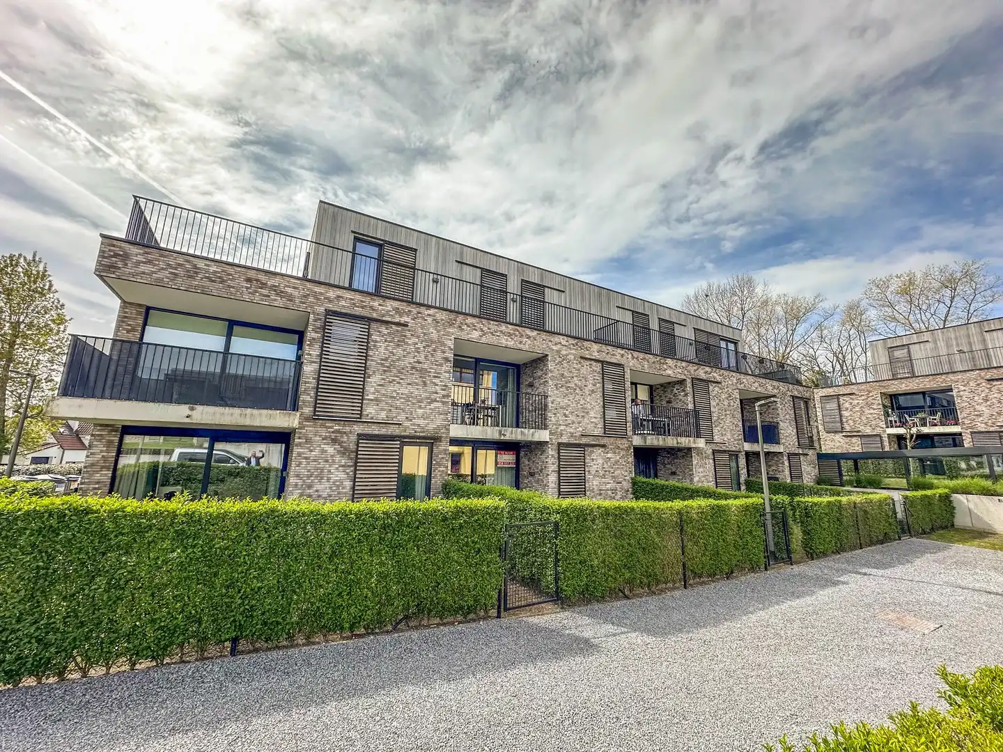 Ruime assistentiewoning met zonneterras en tuintje. foto {{pictureIndex}}