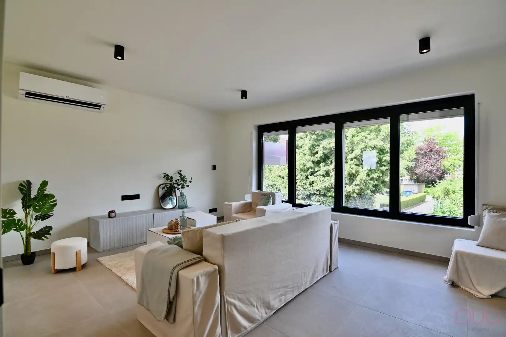 Volledig gerenoveerde woning met garage, terras en tuin - instapklaar afgewerkt! foto 2