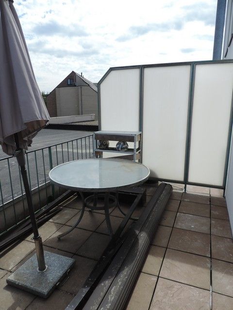 Goed gelegen en ruim appartement met terras foto 9