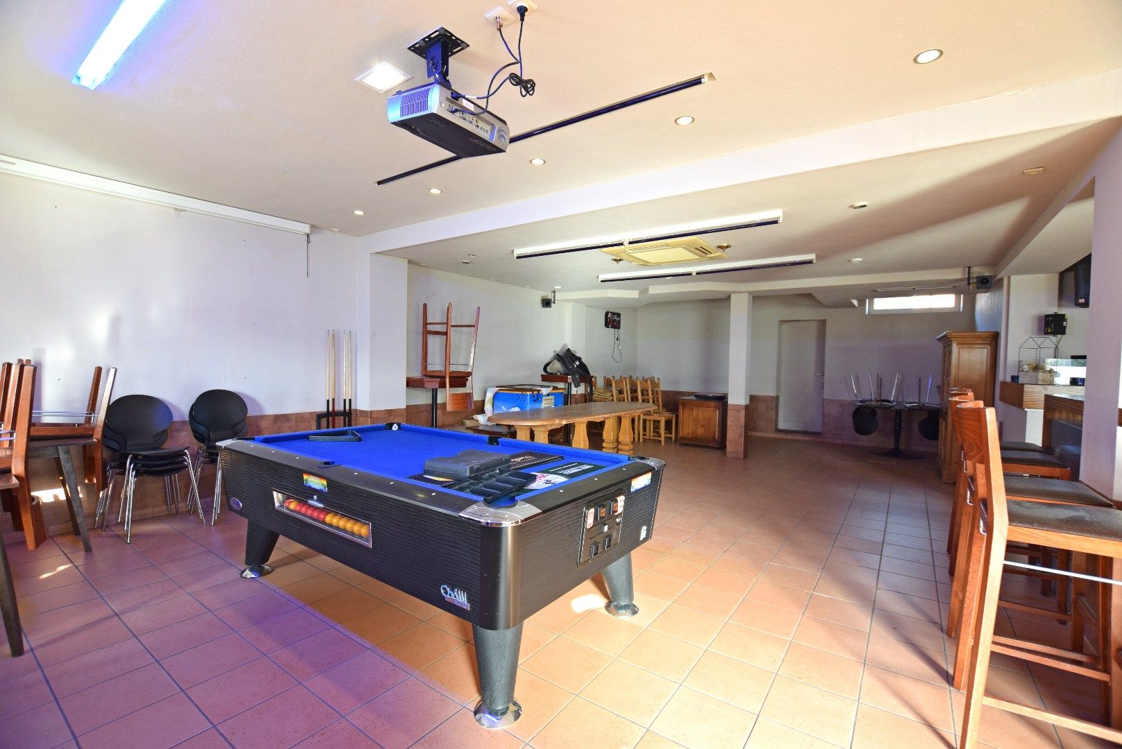 Uniek hoekpand met handelsruimte en woonst te Beerst (Diksmuide) op 470 m². foto 3