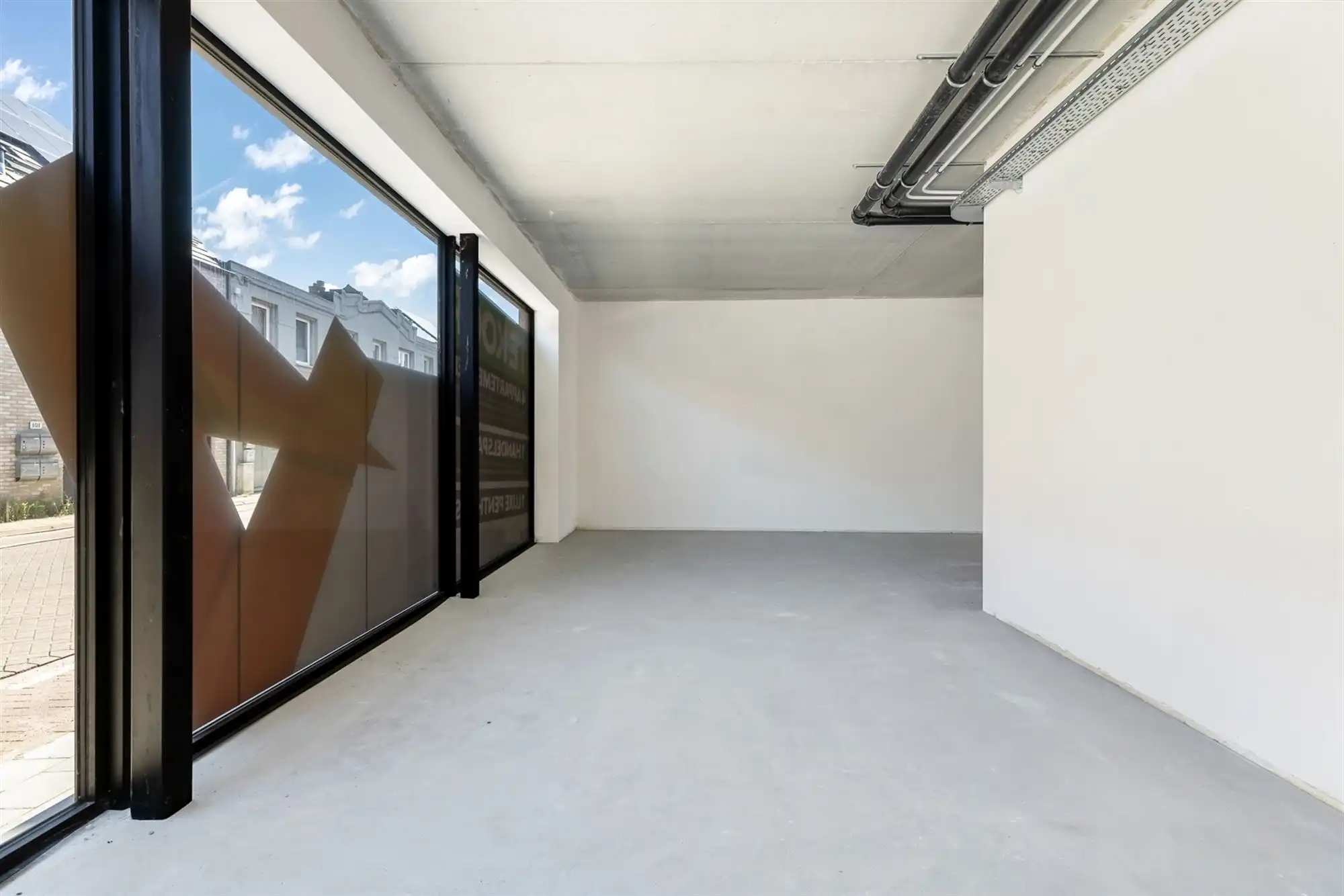 HANDELSRUIMTE VAN 195M² MET GROTE RAAMPARTIJEN, OPEN STRUCTUUR VOOR TALLOZE MOGELIJKHEDEN EN RUIME PARKEERMOGELIJKHEDEN AAN DE ACHTERZIJDE foto 19