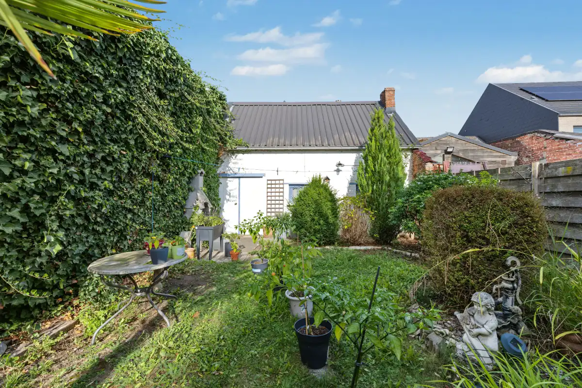 Gunstig gelegen rijwoning met zonnige tuin en praktische zijdoorgang foto 17