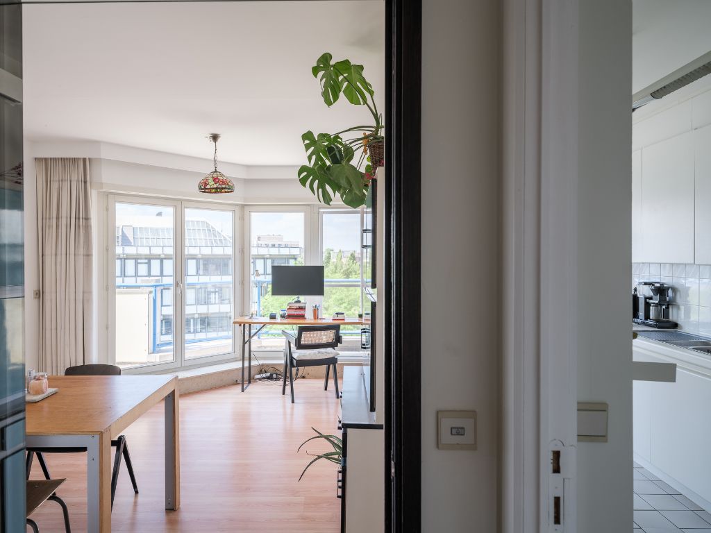 Licht op te frissen penthouse met 4 slaapkamers, meerdere zonneterrassen en een adembenemend uitzicht over de Leie en de Bijloke. Aankoop staanplaats. foto 16