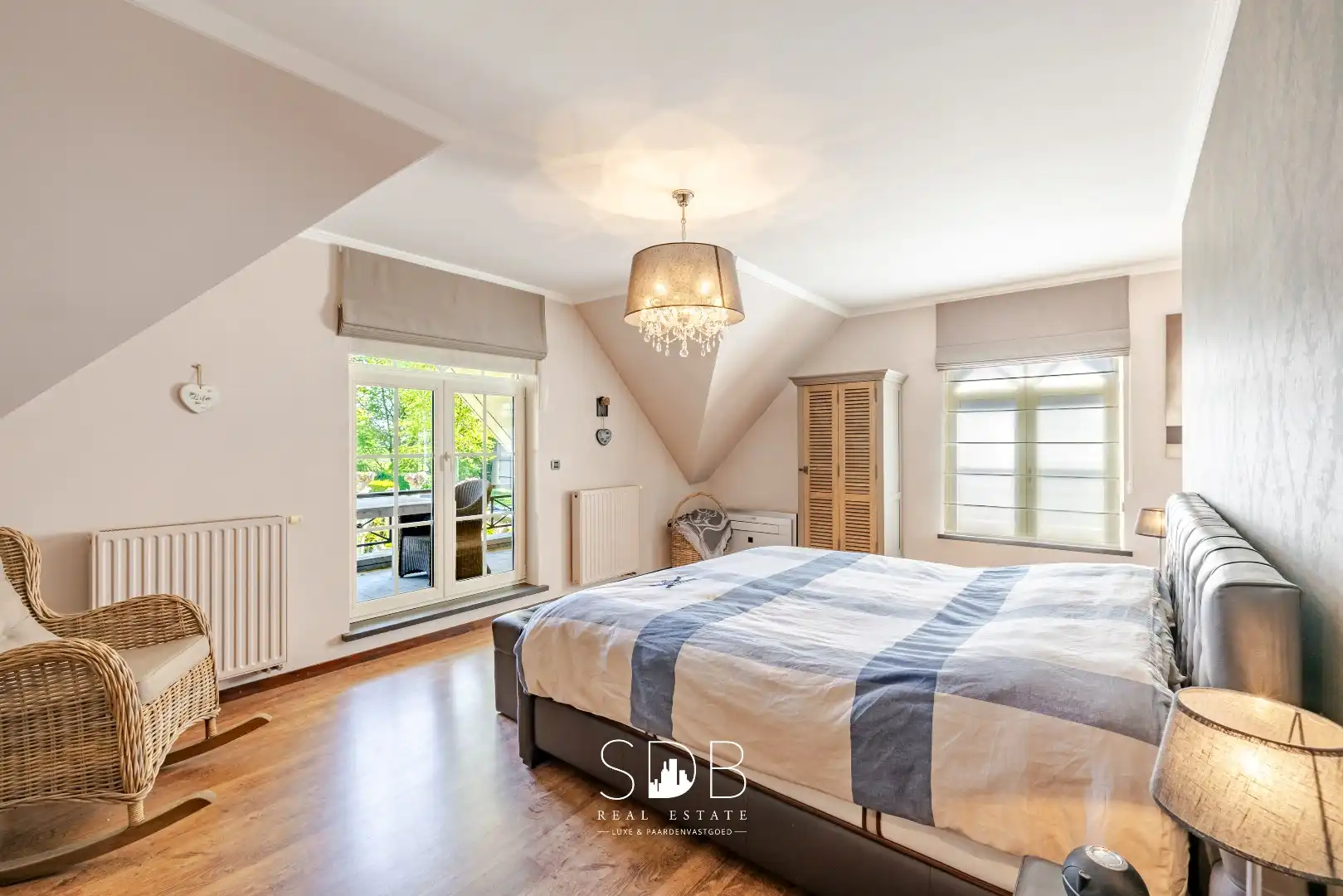 Prachtige stijlvolle woning met bijgebouwen, buitenpiste en graslanden  foto 24