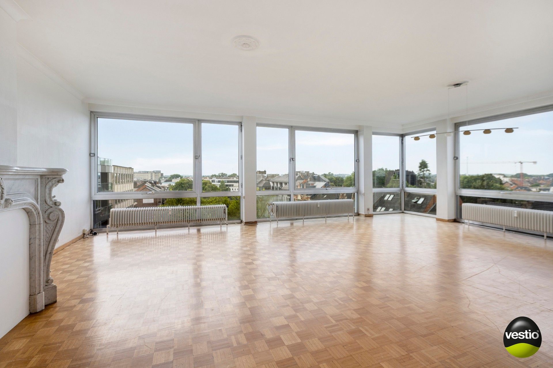 Klassevol, lichtrijk 3 slaapkamer appartement van 145 m² op het Leopoldplein. foto 3