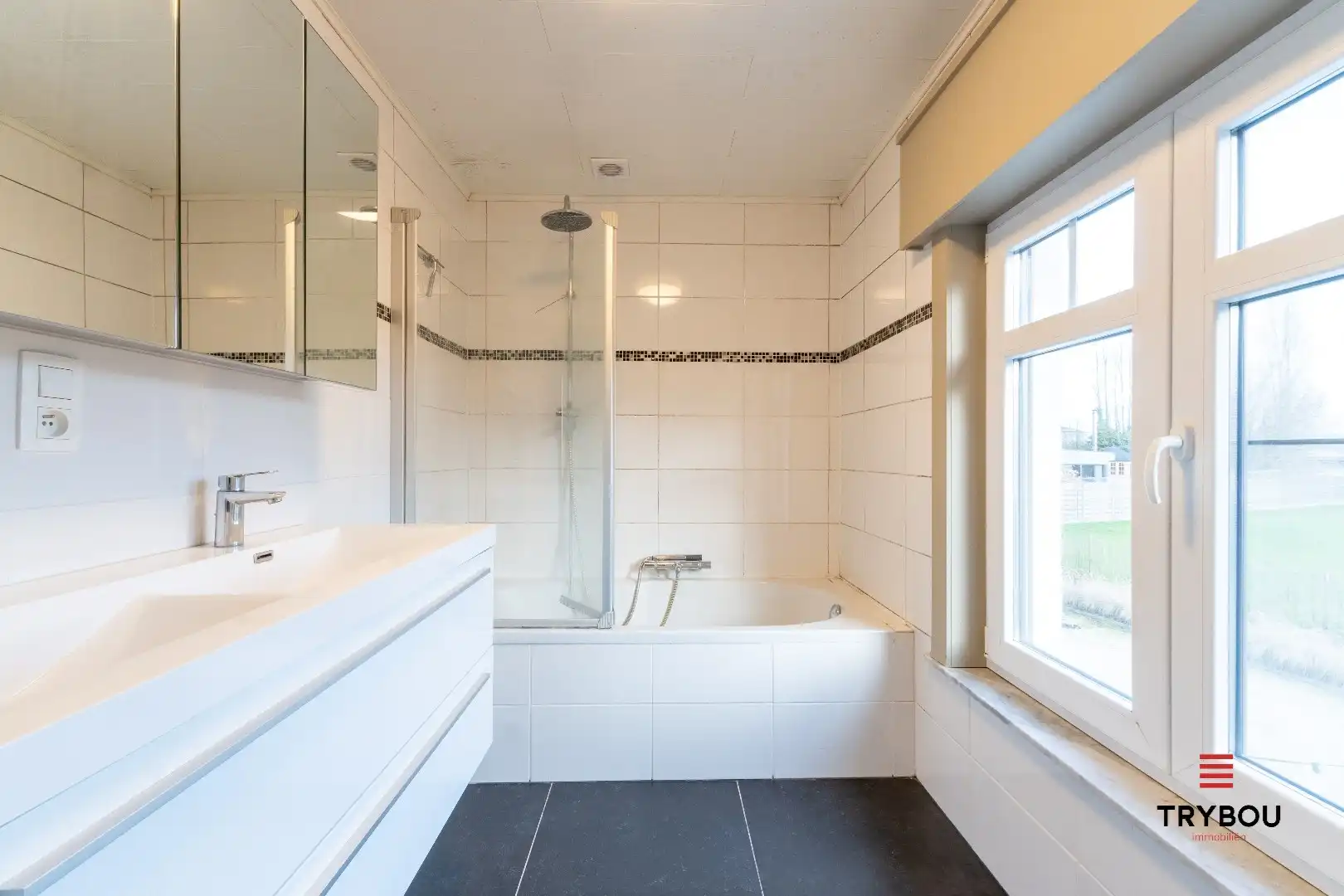 Instapklare gezinswoning met 4 slaapkamers, ruim terras en zonnige tuin in Houthulst foto 10