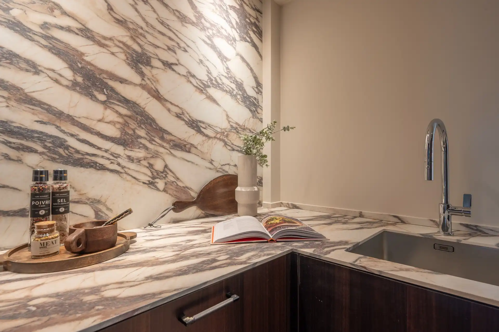 Centraal gelegen gerenoveerd appartement met twee terrassen nabij de Lippenslaan foto 10