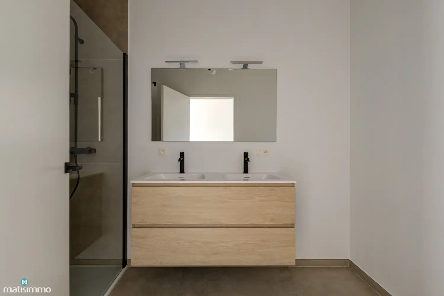 VOLLEDIG AFGEWERKTE EN GESCHILDERDE NIEUWBOUWWONING (EPB E10) MET 3 SLAAPKAMERS, OVERDEKT TERRAS, 2 GARAGES, KELDER EN AANGELEGDE TUIN IN WERM foto 23