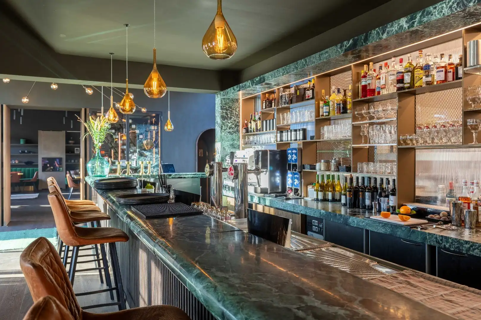 Luxe horecazaak met woonst, parking, terrassen en bureel te Oostduinkerke. foto 10