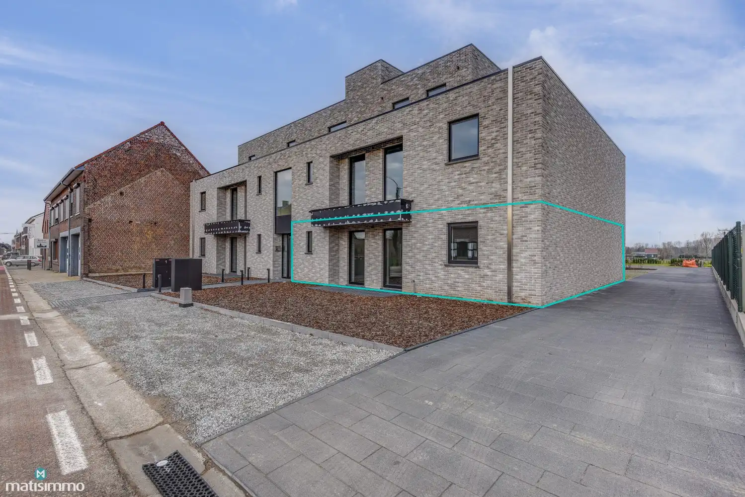 RUIM NIEUWBOUW APPARTEMENT MET 2 SLAAPKAMERS, TERRAS, GARAGE, AUTOSTAANPLAATS EN KELDERBERGING TE BEVERST foto 2