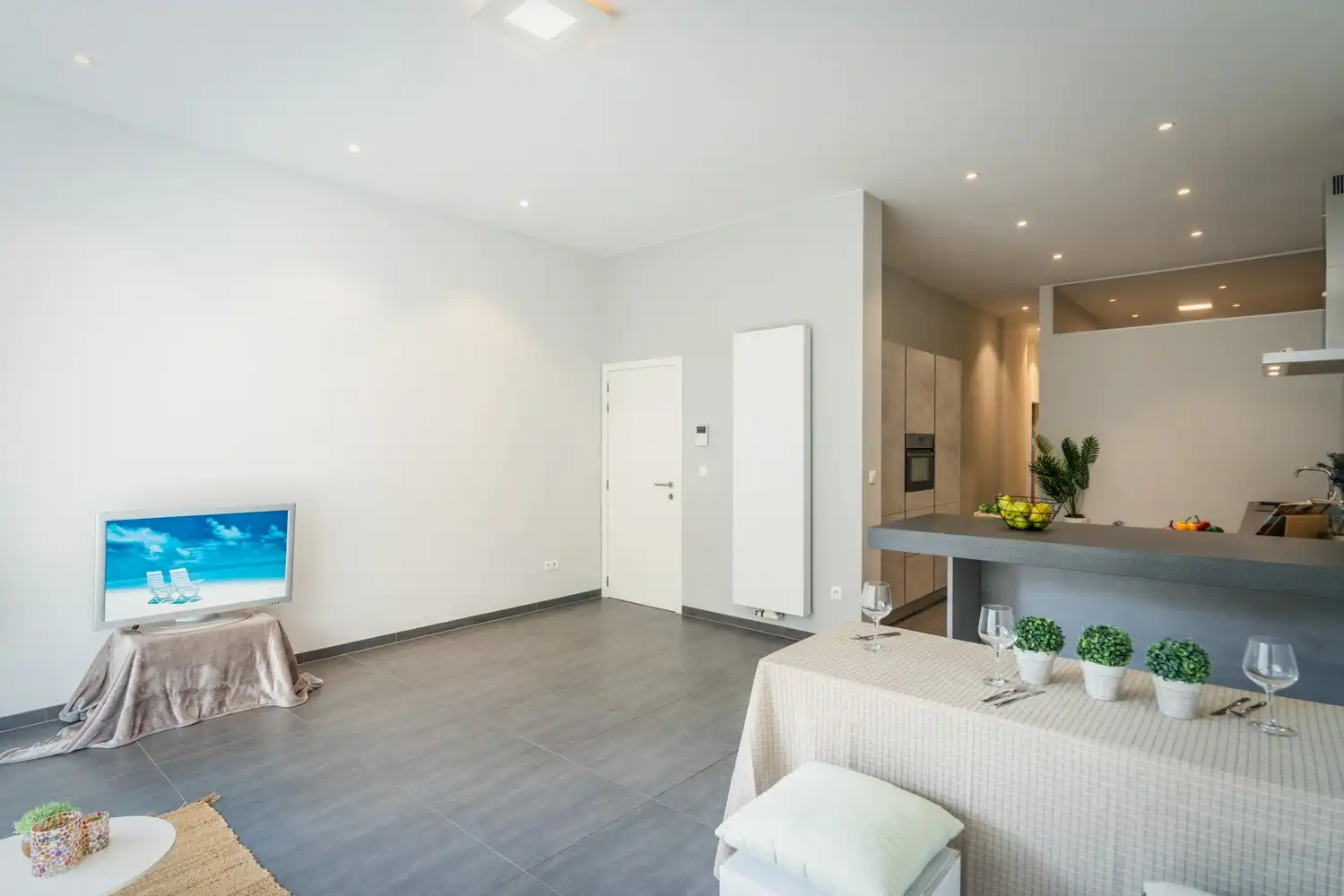 Stijlvol gerenoveerd appartement met hoge plafonds, 2 slpks vlak bij zee te koop in Oostende foto 4