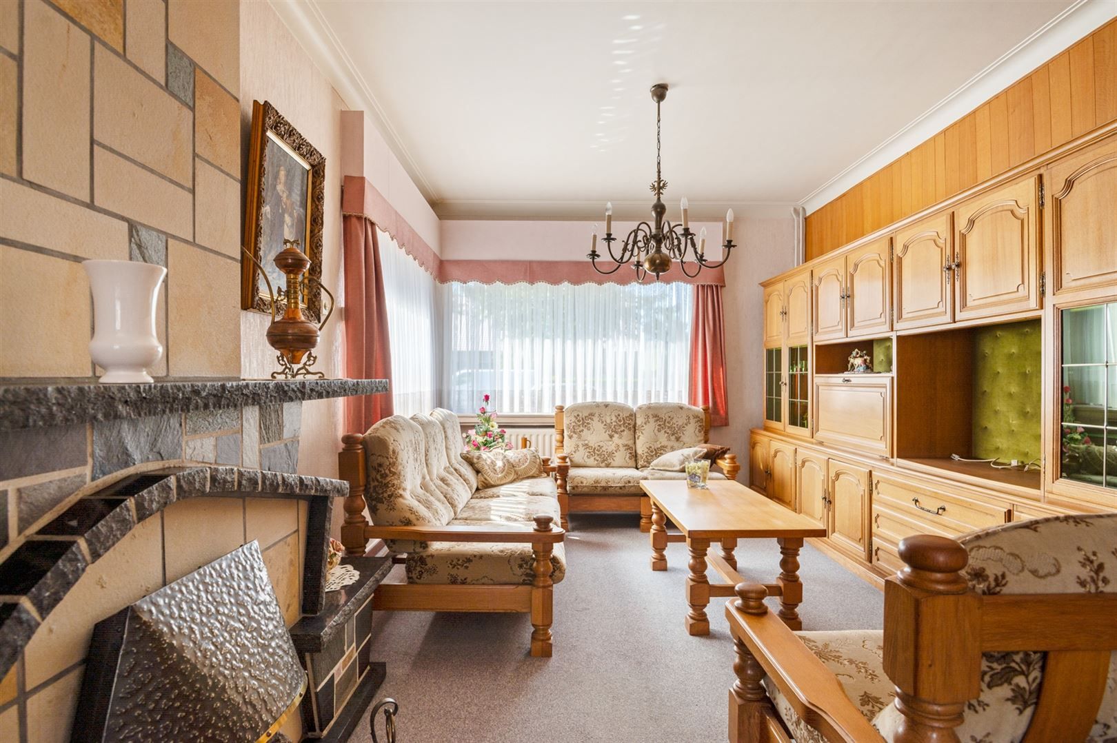 Te renoveren halfopen woning met 3 slaapkamers en garage. foto 5
