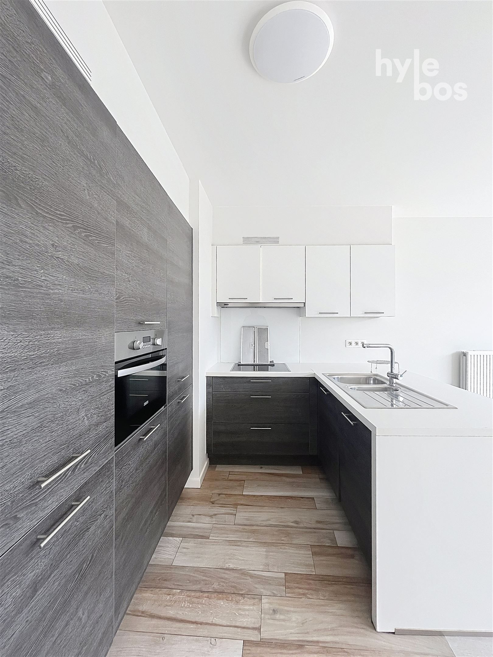 Centraal gelegen, instapklaar 2 slaapkamer appartement met autostaanplaats foto 9
