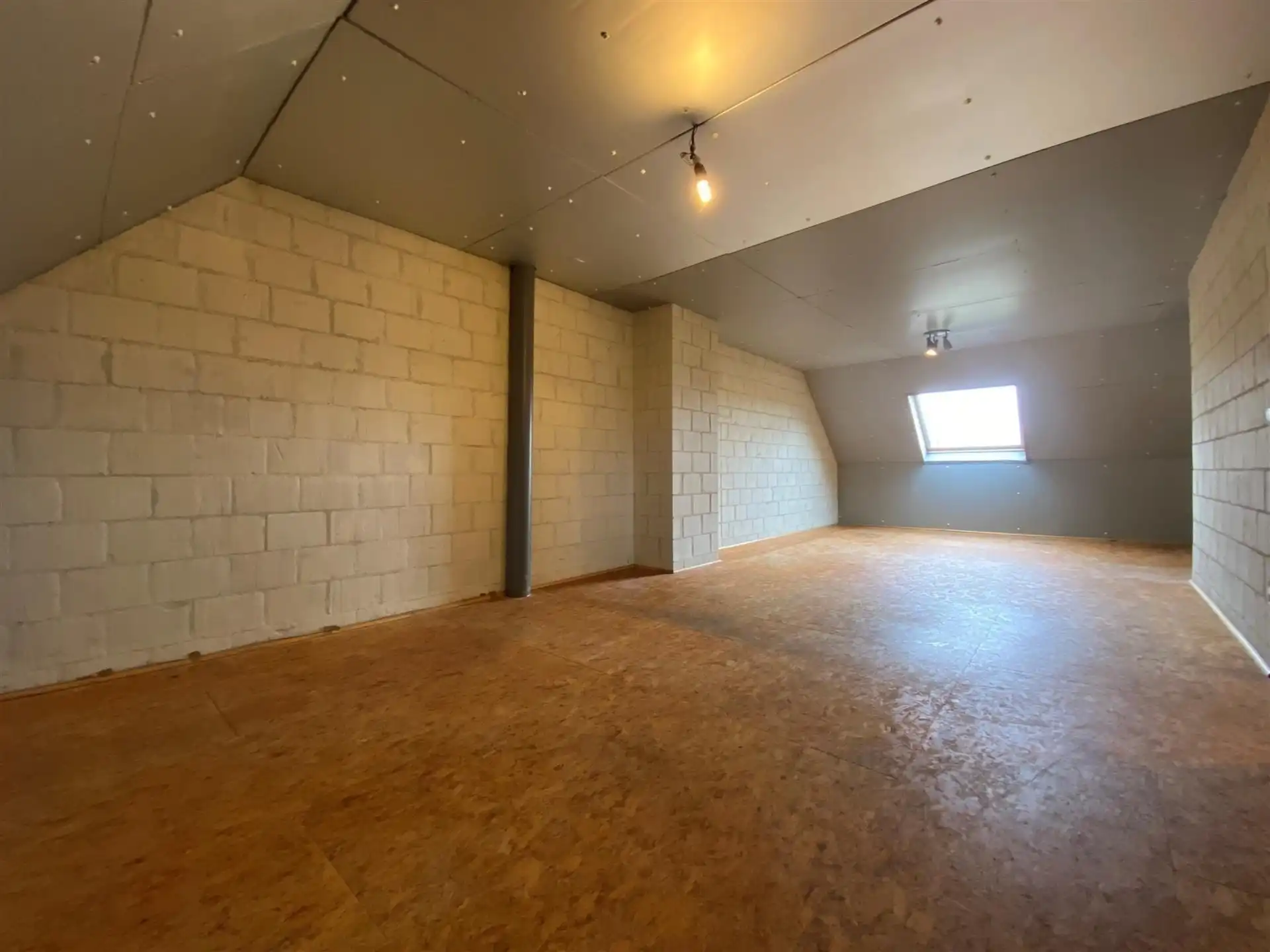 Halfopen woning met 4 slaapkamers en 2 badkamers. foto 30