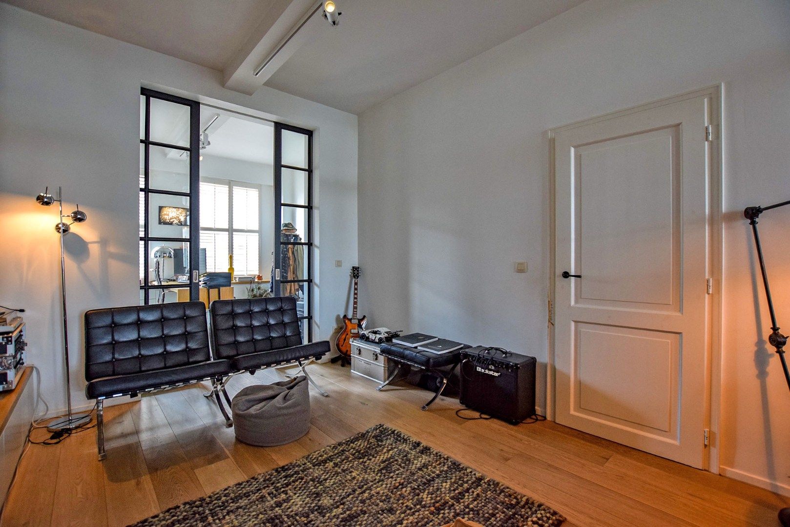 Met smaak gerenoveerde woning op een perceel van 747m² met toegang langs de zijkant. foto 5
