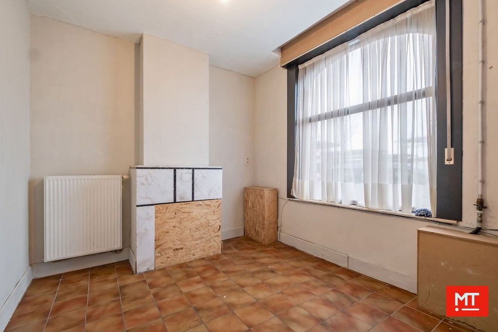 Op te frissen woning met 3 slaapkamers, stadskoer en dubbele garage in het centrum van Roeselare foto 7