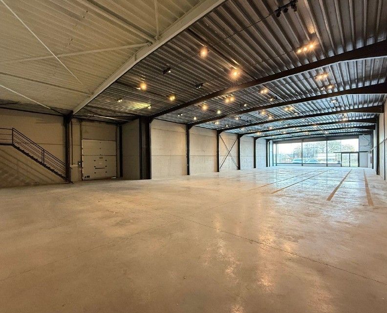 Modern commercieel gebouw te huur op topligging langs de Staatbaan (N9) naast 'ZEEMAN' EN 'GOED' foto 2
