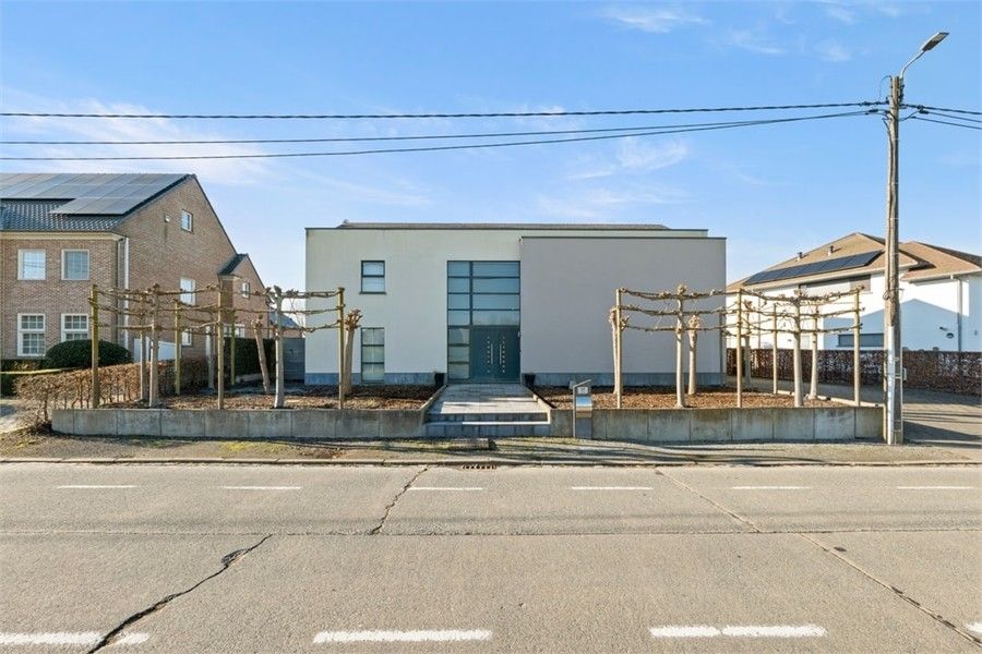 STIJLVOLLE OPEN BEBOUWING MET 3 SLKS OP EEN KNAP PERCEEL foto 3