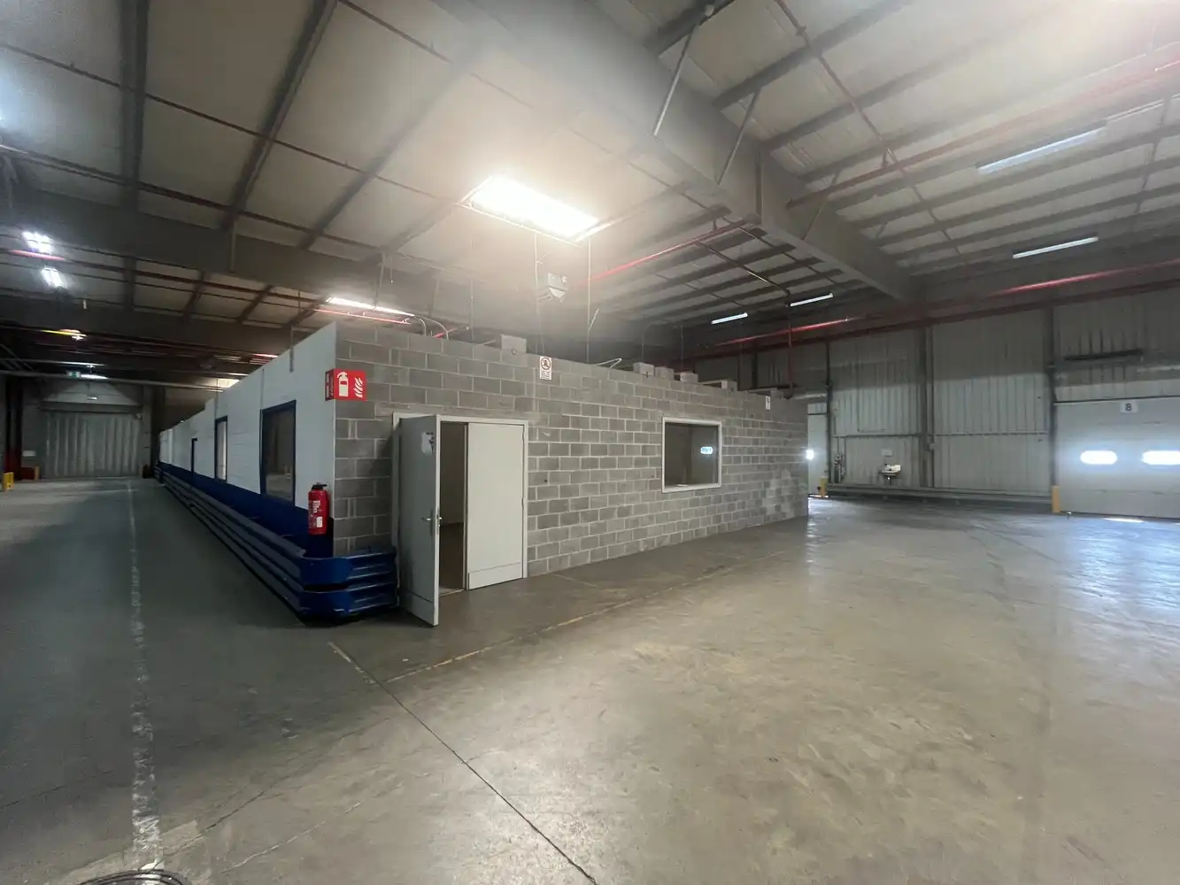 12.205m² logistiek magazijn met kantoren foto 16