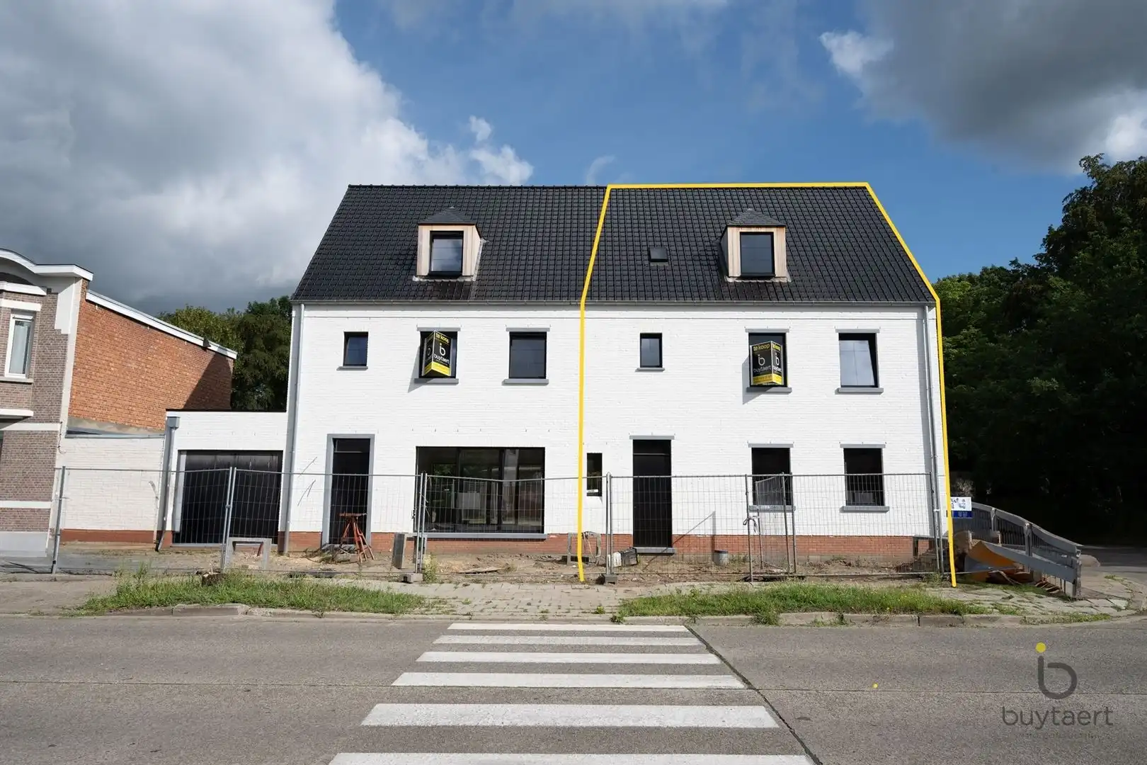 Tijdloze halfopen nieuwbouwwoning BEN-woning, bel-étage, ideaal woon-werk of voor zorgwoning. foto {{pictureIndex}}