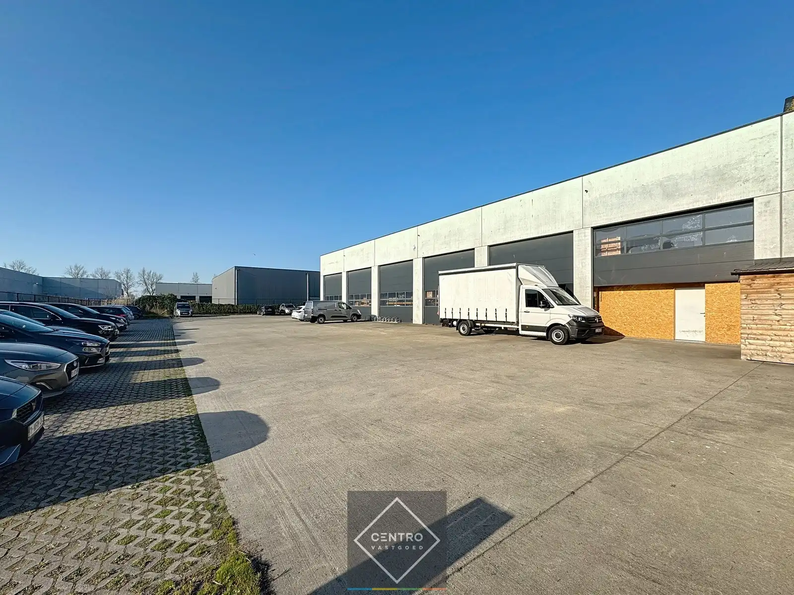 Goed geïsoleerd en verwarmd BEDRIJFSGEBOUW, bestaande uit MAGAZIJN (1.070m2) met KANTOREN en randaccomodatie (770m²)  en 56-tal private parkeerplaatsen op het terrein. Vlak aan de afrit Zandvoorde (Oostende). foto 13