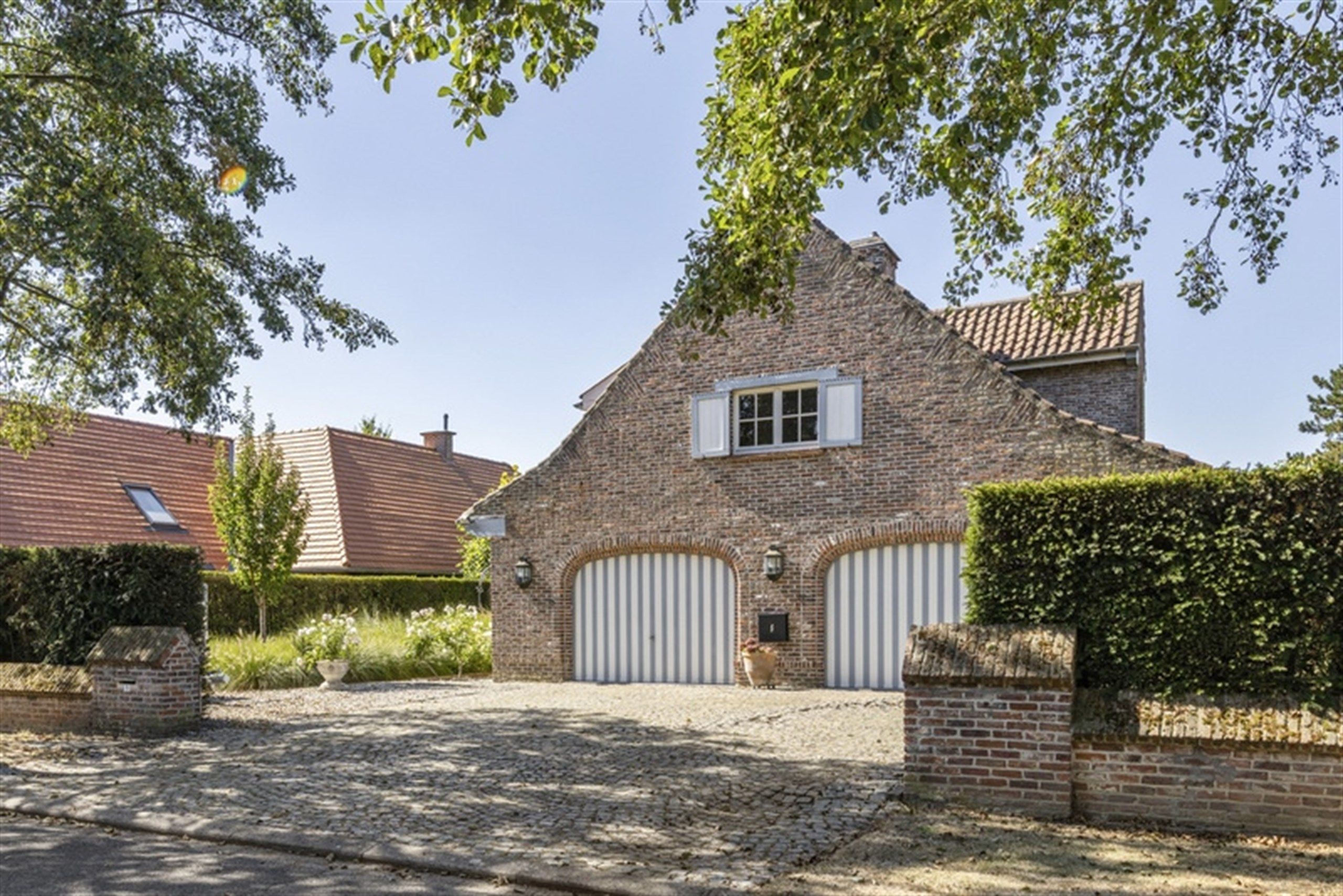 Elegante villa op toplocatie met dubbele garage foto 2