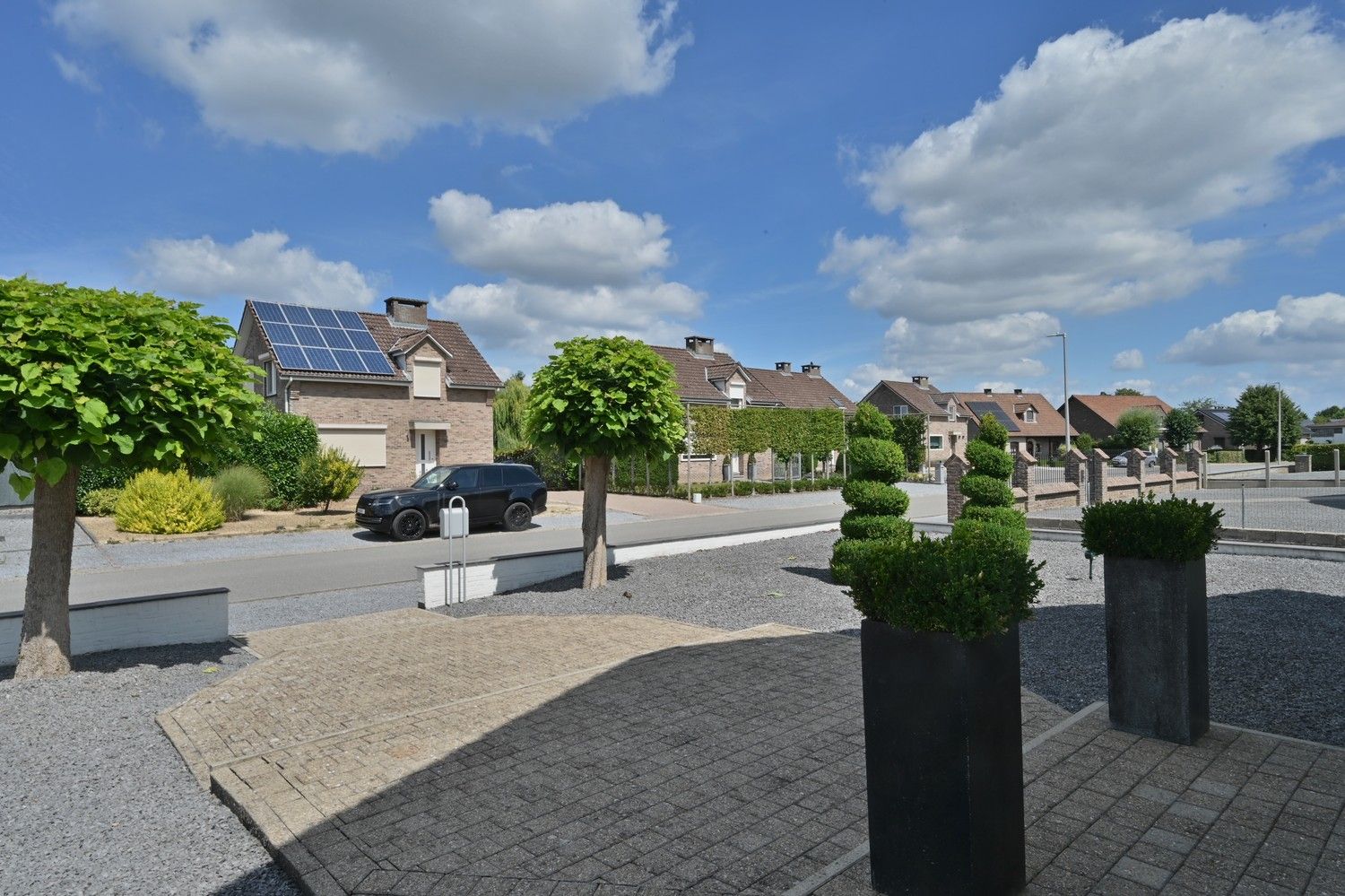 Ruime woning met zwembad en royaal poolhouse, op rustige locatie in Rekem, direct grenzend aan velden foto 9