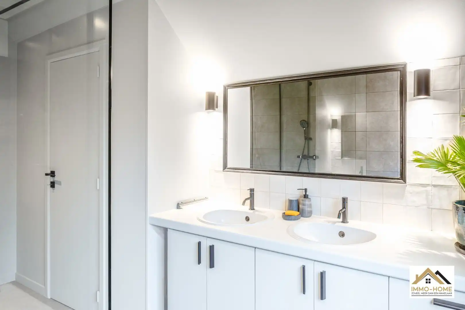 Gerenoveerde ruime gezinswoning met tuin en dubbele garage! foto 23