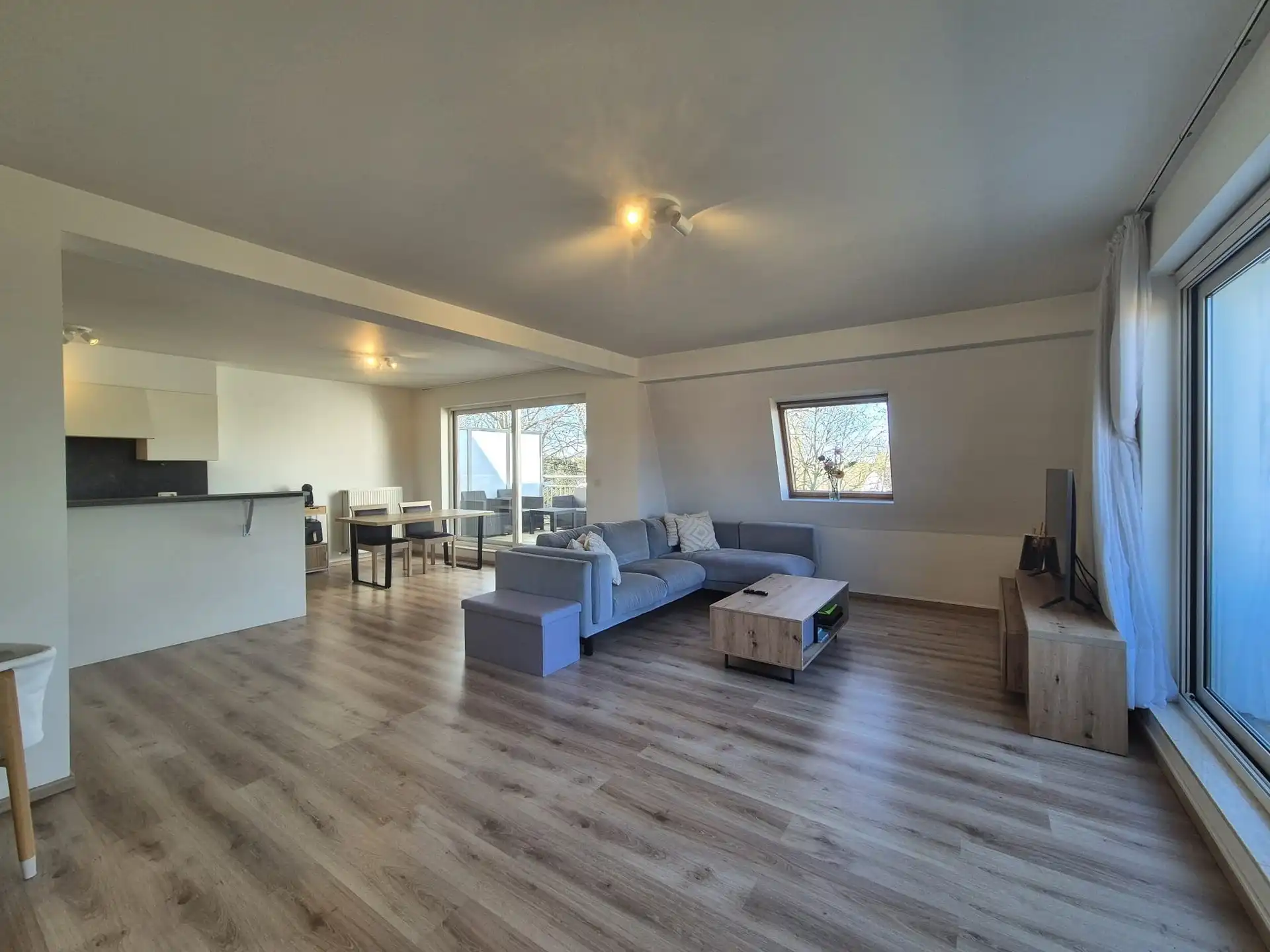 Residentieel en in afgesloten privé domein gelegen instapklaar ruim appartement. foto 3