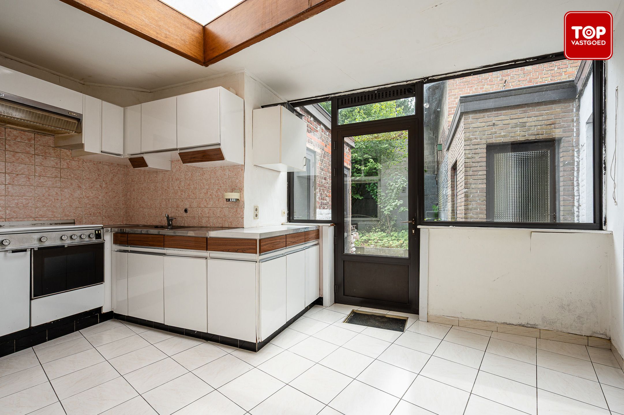 Te renoveren woning met veel potentieel foto 7