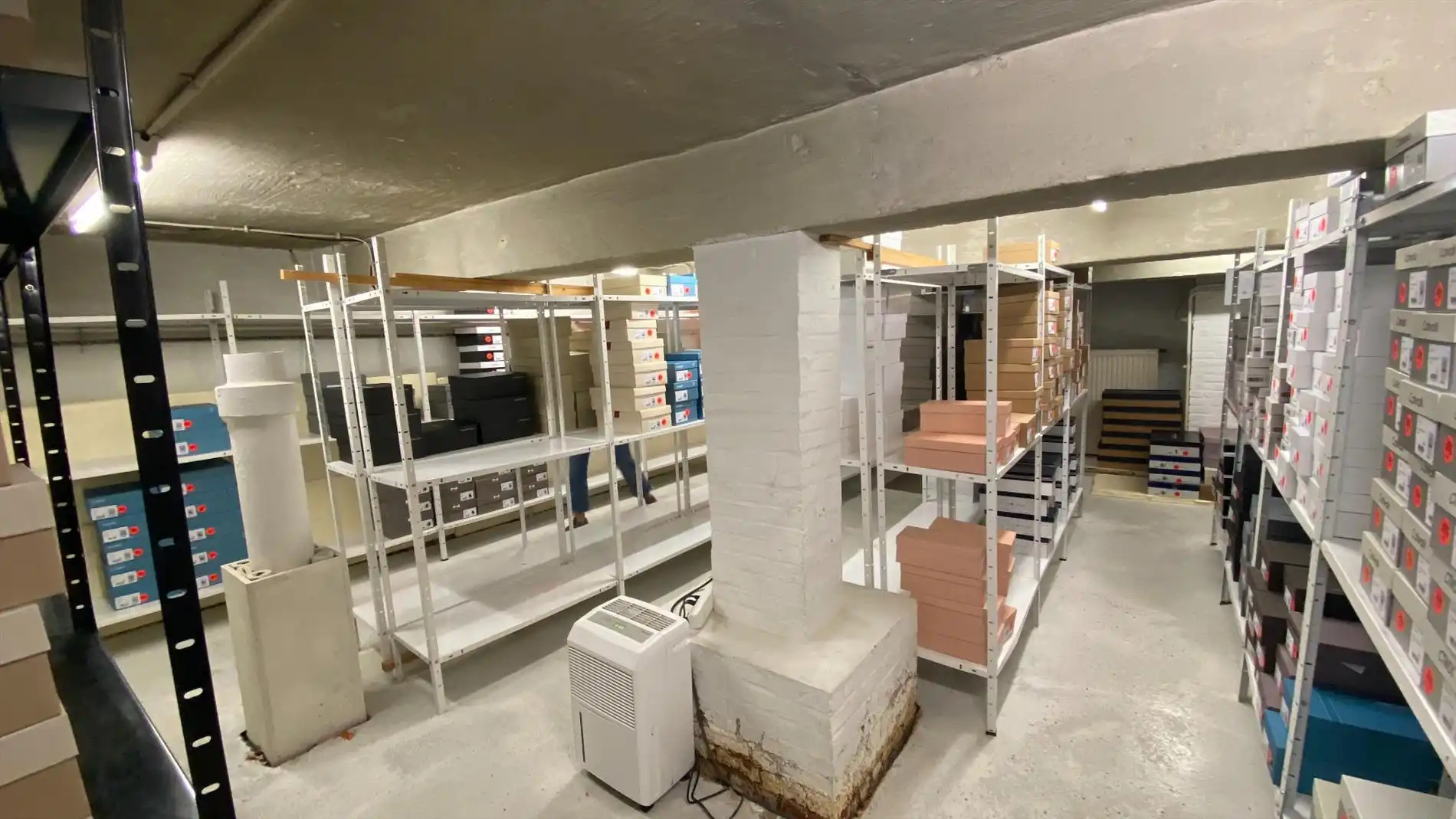 Dit prachtige handelspand bevindt zich op een toplocatie in Lokeren, in de Kerkstraat foto 6