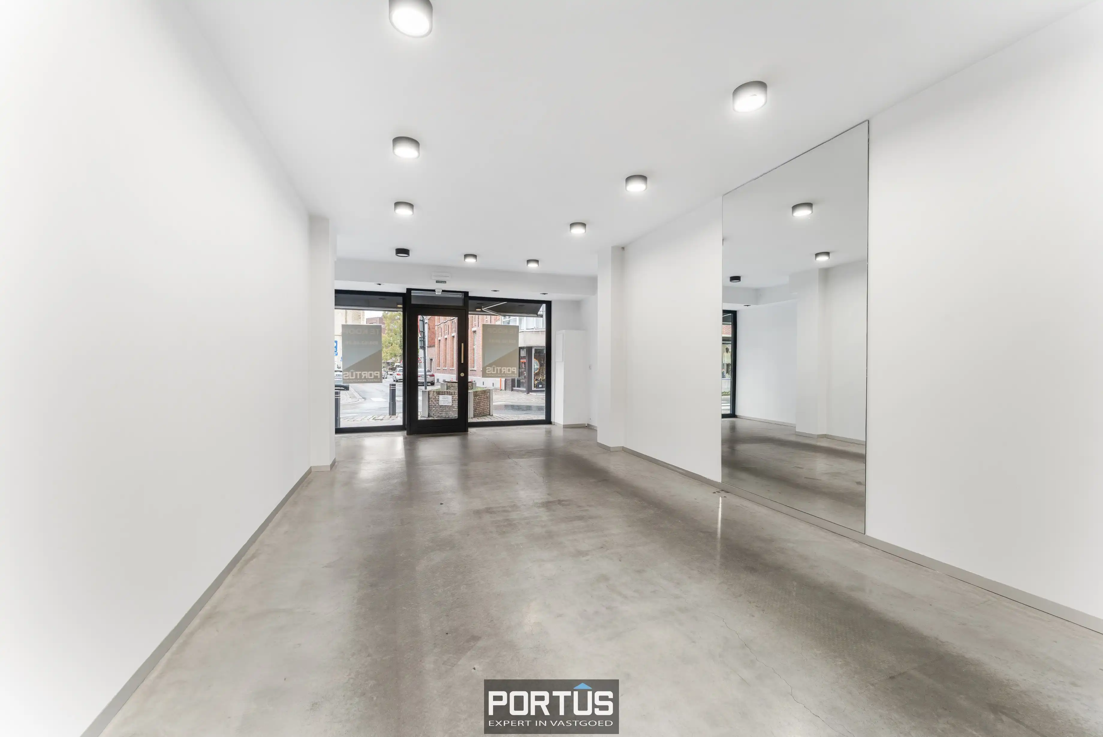 Commercieel gelegen handelspand te koop te Roeselare  foto 3