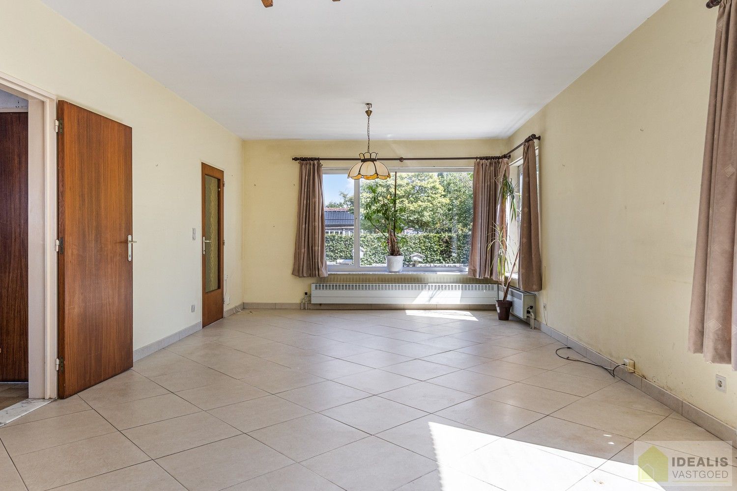 RUSTIG GELEGEN OP TE KNAPPEN EENGEZINSWONING MET 3 SLAAPKAMERS! - De woning omvat maar liefst 166m² bewoonbare oppervlakte met ruime woonkamer, keuken, 3 slaapkamers, badkamer, garage. De woning is rustig gelegen op een perceel met een opp. van 6a 21ca. foto 7